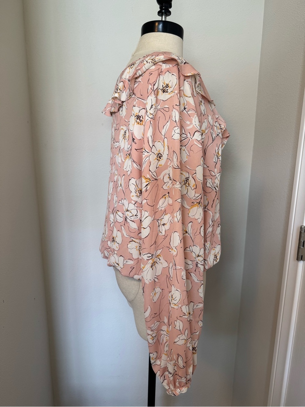 ASTR the Label blouse features a blush pink floral pattern - Picture 3 of 6